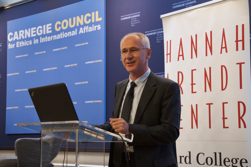 Janusz Paweska presents to the conference Janusz Paweska presents to the conference