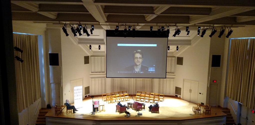 [Snowden Says Hillary Clinton&rsquo;s Bogus Statements Show a &ldquo;Lack of Political Courage&rdquo;]