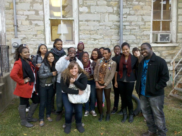 Grupo de estudiantes de Hudson y voluntarios tutores de Bard College afuera de la Biblioteca de la ciudad de Hudson.