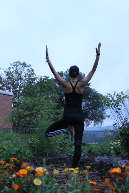 Fiorella Pimentel en una pose de Yoga Kripalu