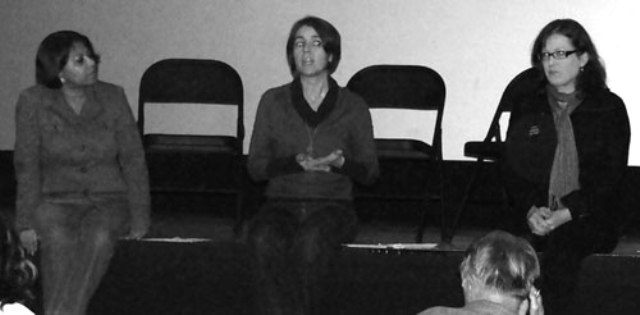De izquierda a derecha: Sunita Bose, Ilgu Ozler y Betsy Palmieri hablan de los retos de los inmigrantes indocumentados.