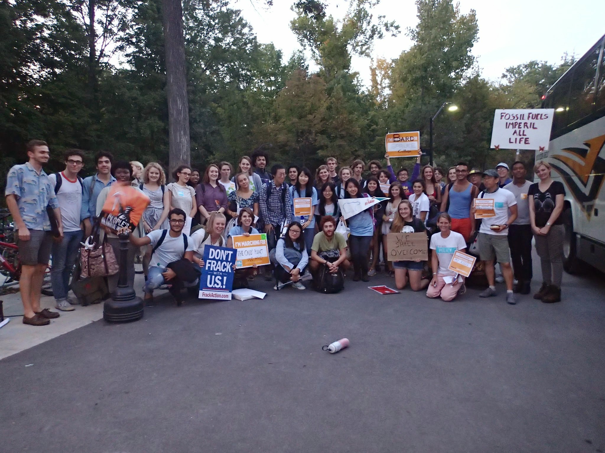 El contingente de estudiantes y trabajadores que salieron de Bard College a la marcha del clima. Foto de Dan Gettinger