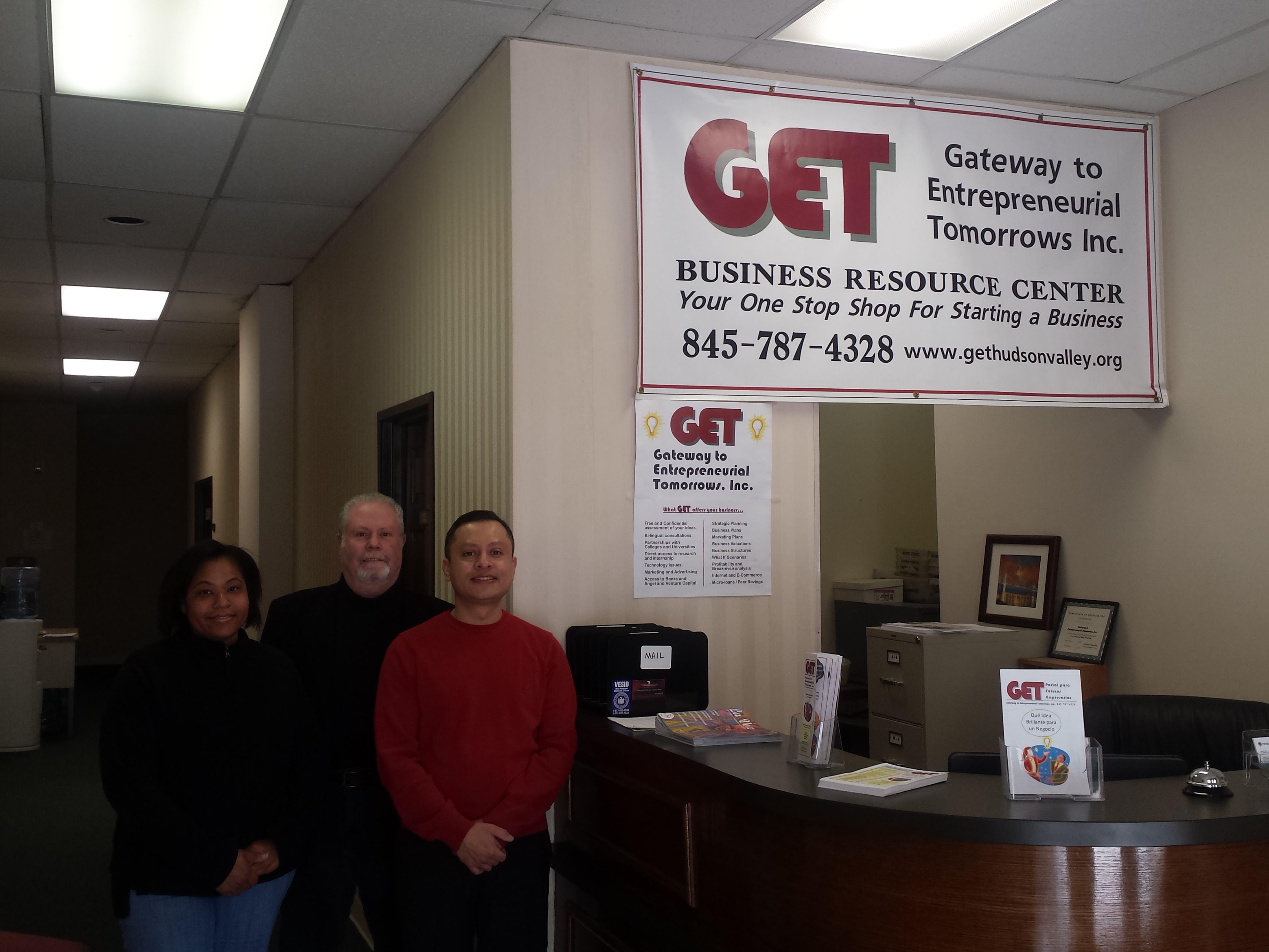 Rob Lunski y los esposos Yojanny y Mauricio Martínez en las oficinas de GET, foto de Javier Crespo.