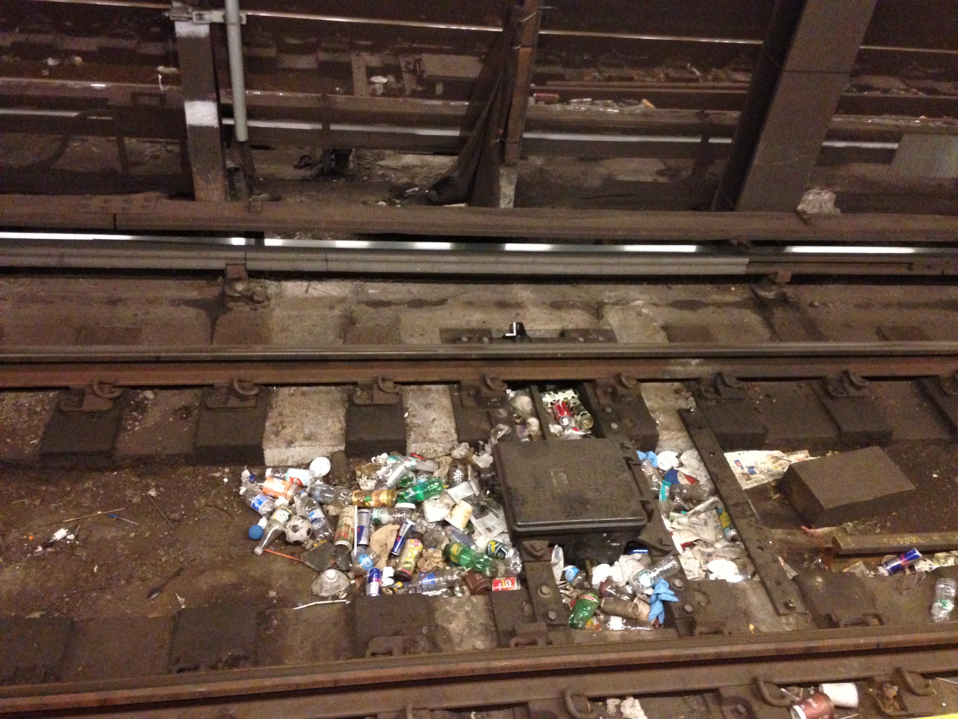 Basura en las vías de un tren de la ciudad de Nueva York, foto de Chloe Cecil