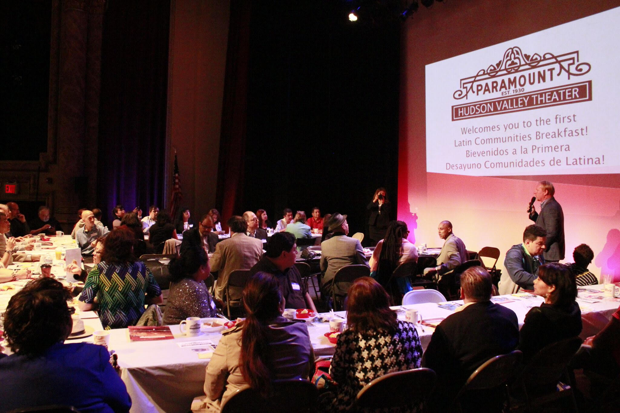 Desayuno para las comunidades latinas en el Paramount Theatre. Foto de Fred Romen