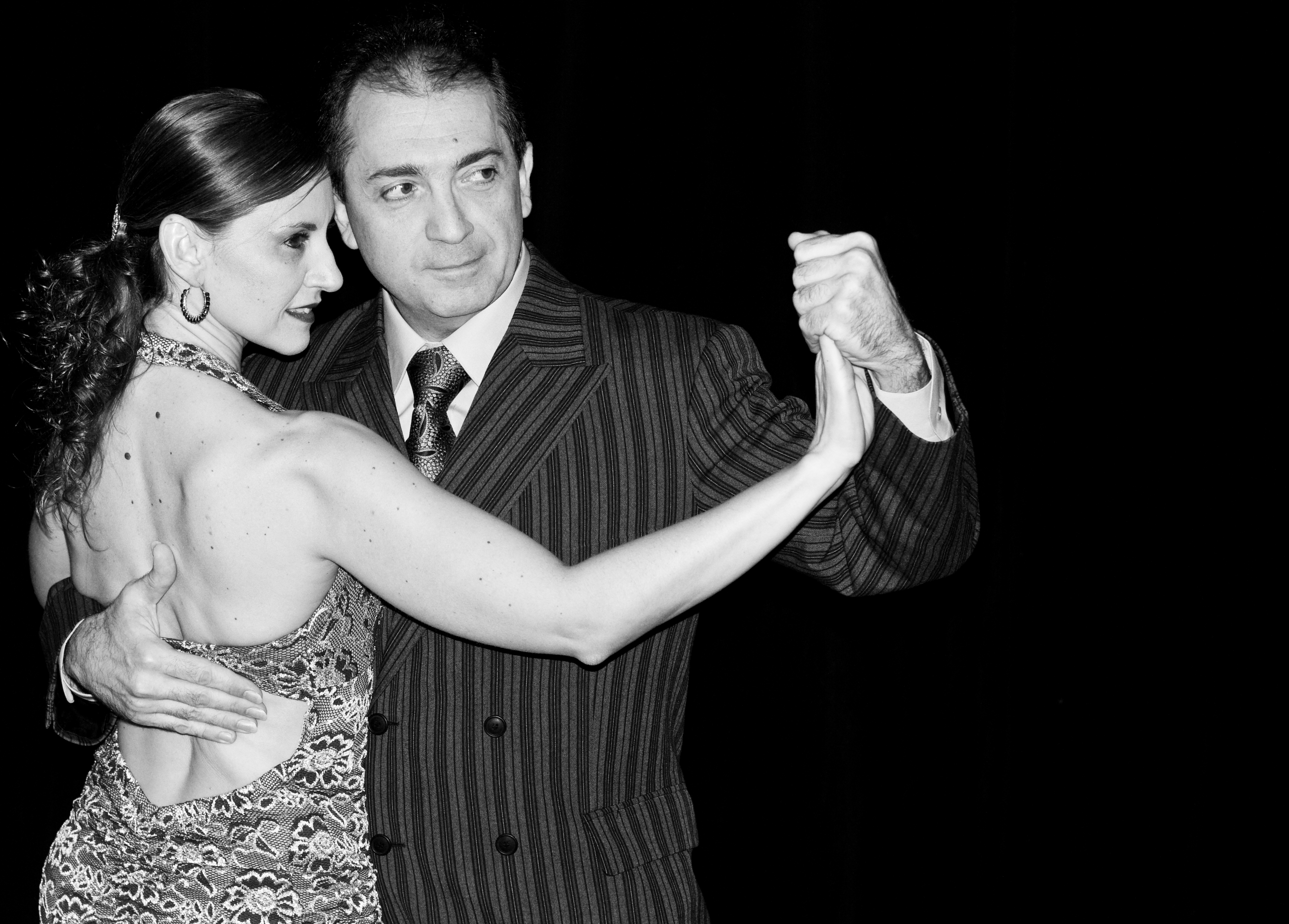 Maia Martínez y David Salvatierra bailan en evento de La Voz en la biblioteca de Red Hook. Foto de Mariel Fiori
