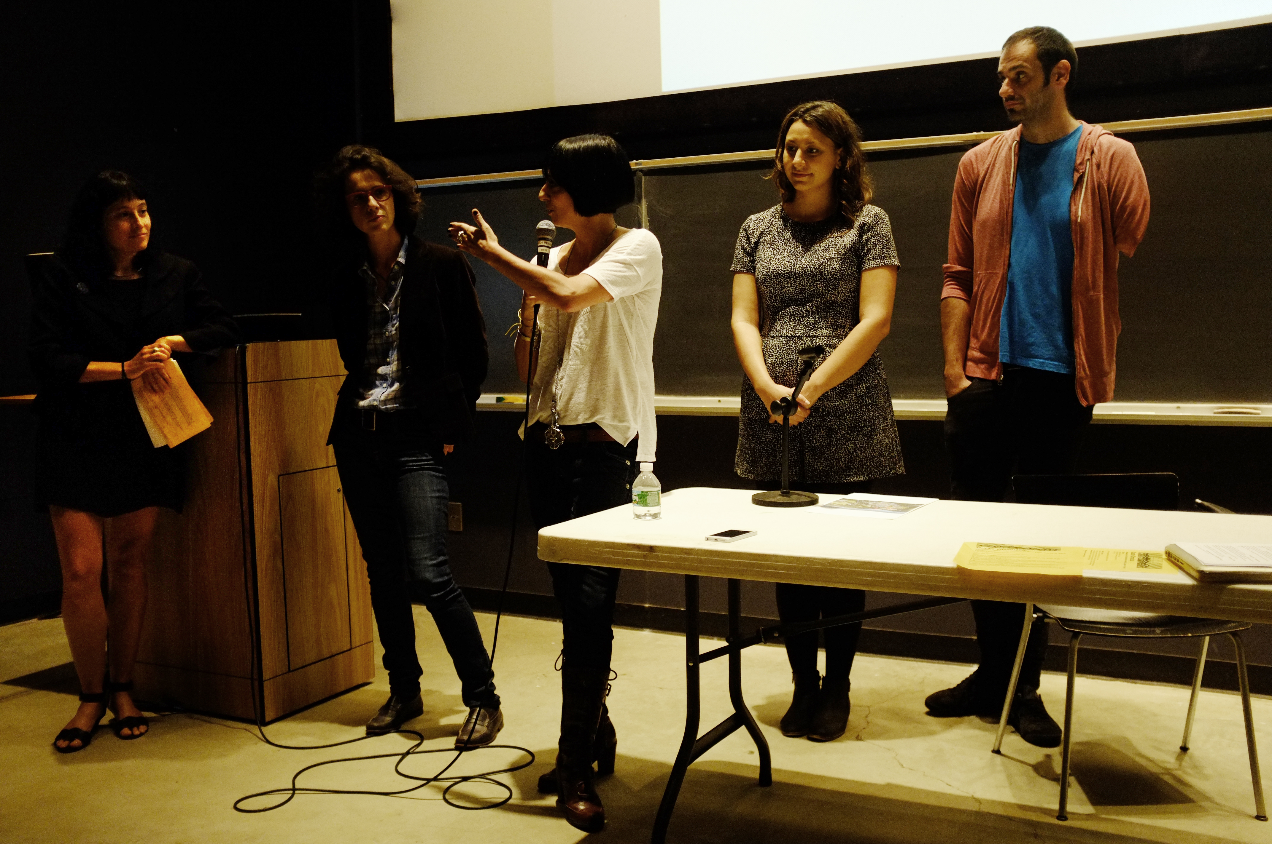 De izquierda a derecha: Prof. Patricia López-Gay, Laura Turégano, Diana Vargas, Carmen Vidal y Alex Lora. Foto de Antoine Midant