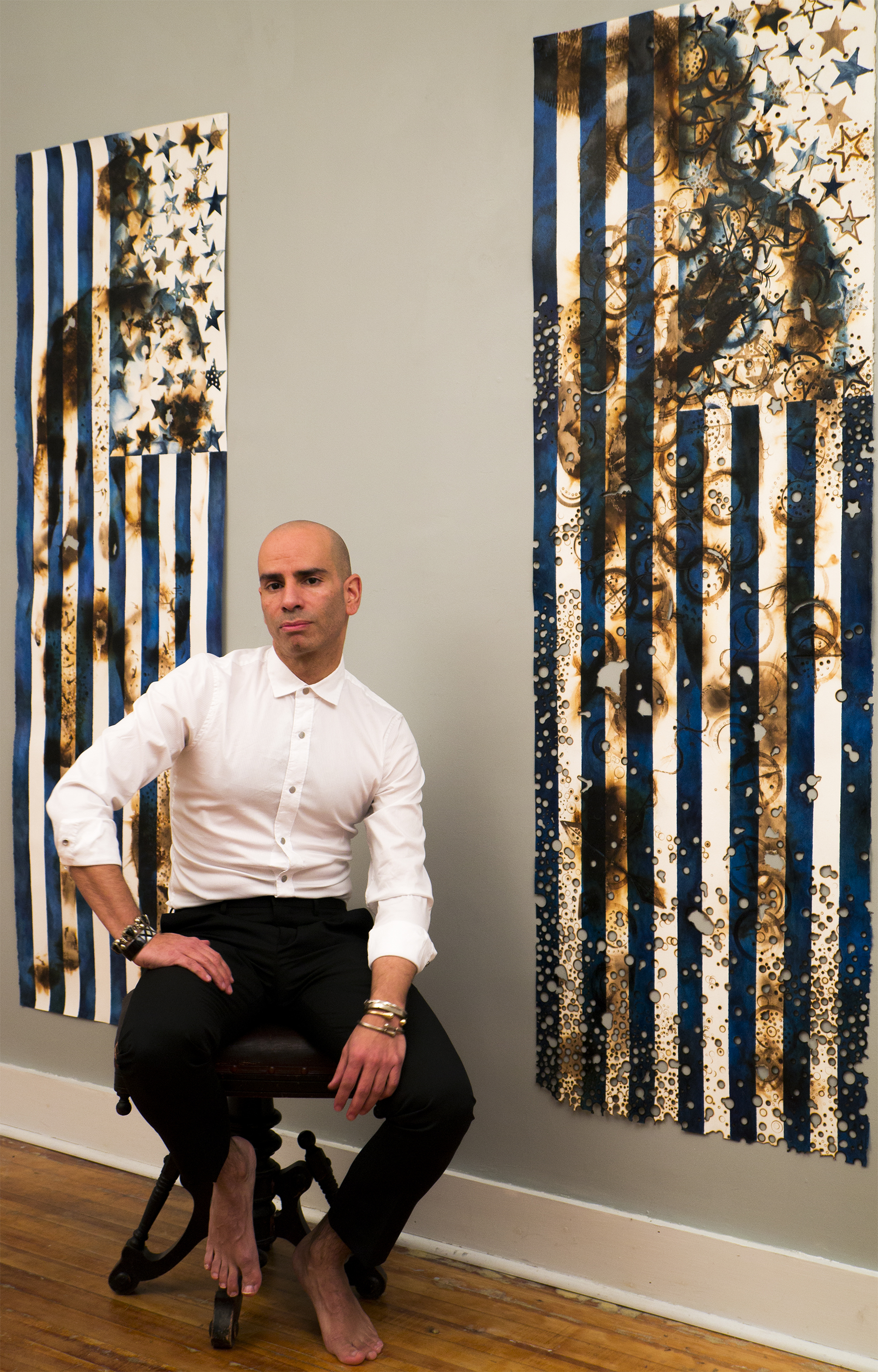 Gerardo Castro junto a su obra "Burning Flag", foto de Michael Gabor