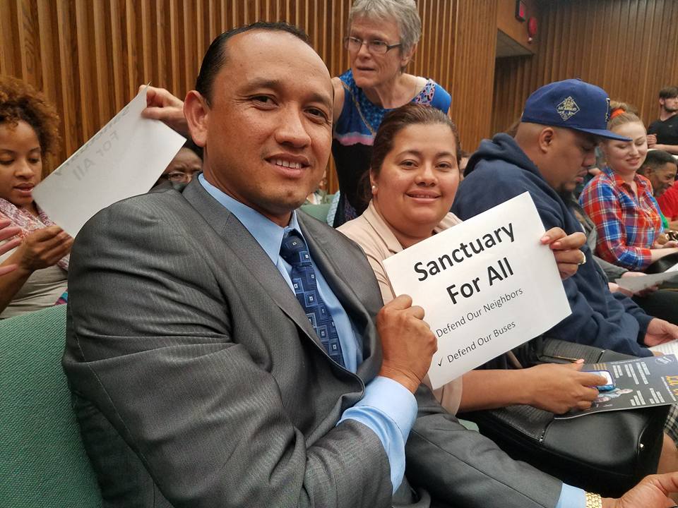 19 de junio en la concejalía de Poughkeepsie, mucha gente reunida a favor de la declaración de Ciudad Segura, incluyendo al pastor José Briceño y su esposa Rosa Briceño. Foto cortesía de Felipe Santos, R-volución Radio