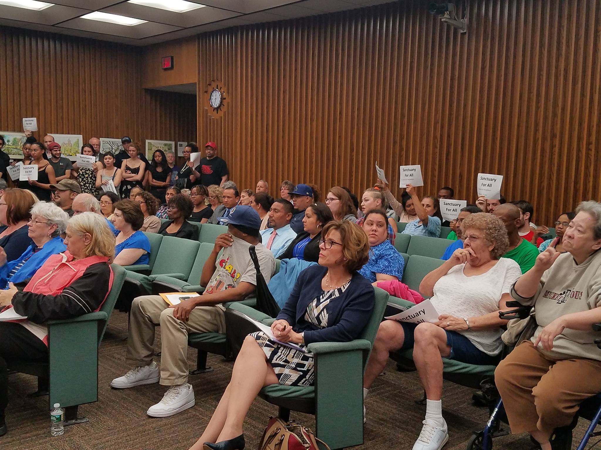 19 de junio en la concejalía de Poughkeepsie, mucha gente reunida a favor de la declaración de Ciudad Segura. Foto cortesía de Felipe Santos, R-volución Radio