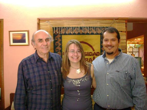 Los fundadores de Universidad de la Tierra, Gustavo Esteva y Sergio Beltrán, con la escritora en la Universidad, Oaxaca, México