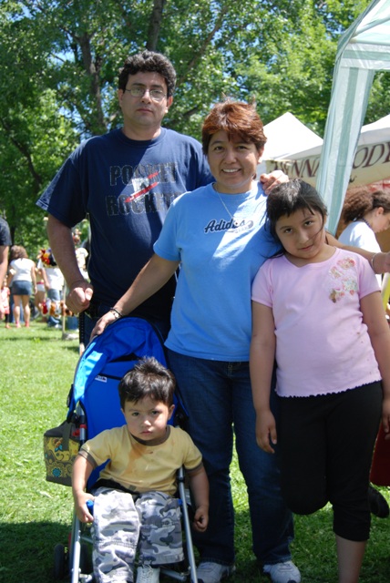 “Gracias por darnos la oportunidad de tener un espacio de opinión para los hispanos”, dijo Lourdes de Beacon, que nos visitó con toda su familia.